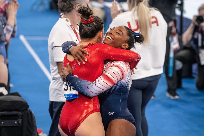 suni-lee-biles-hug